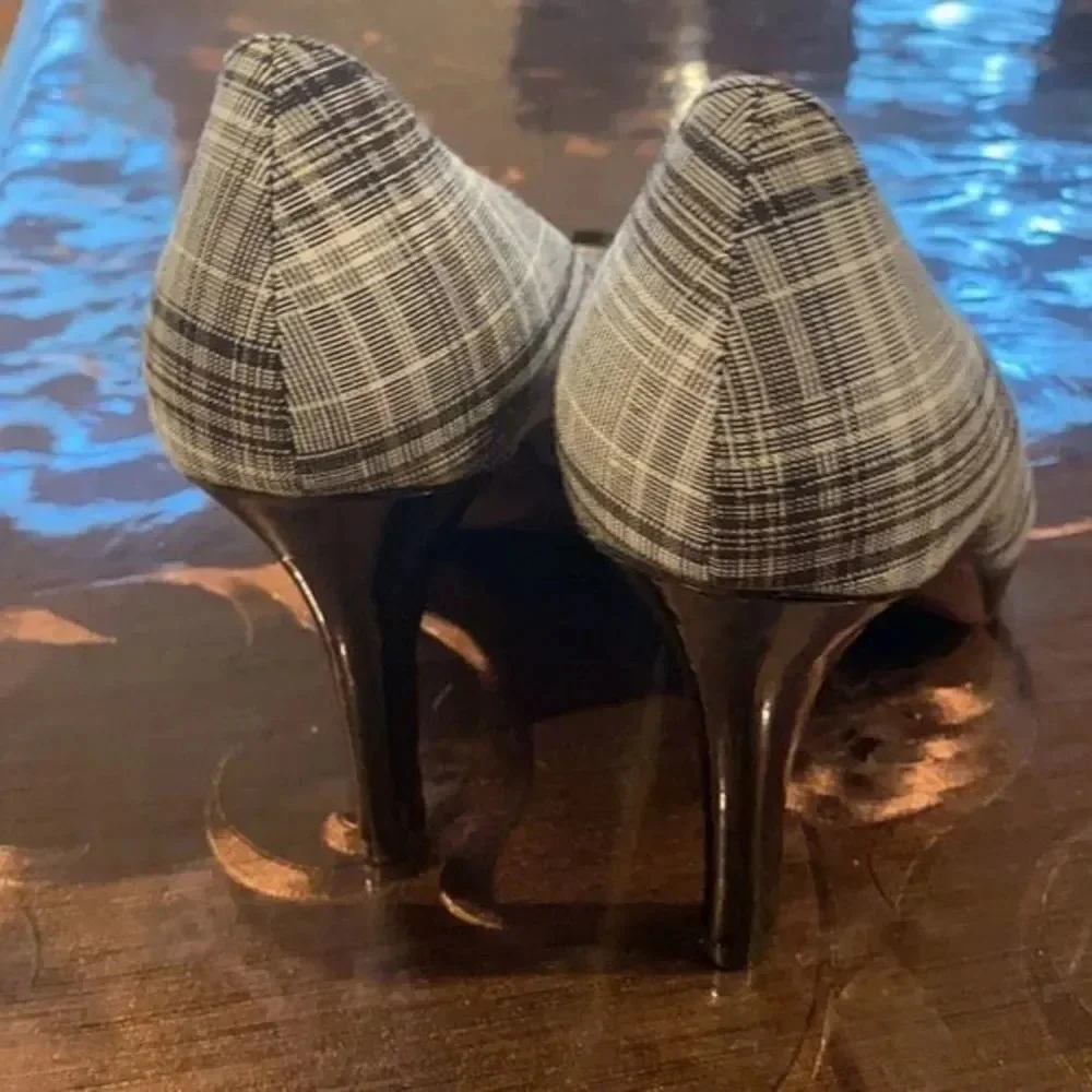 Tahari Laurie plaid pumps